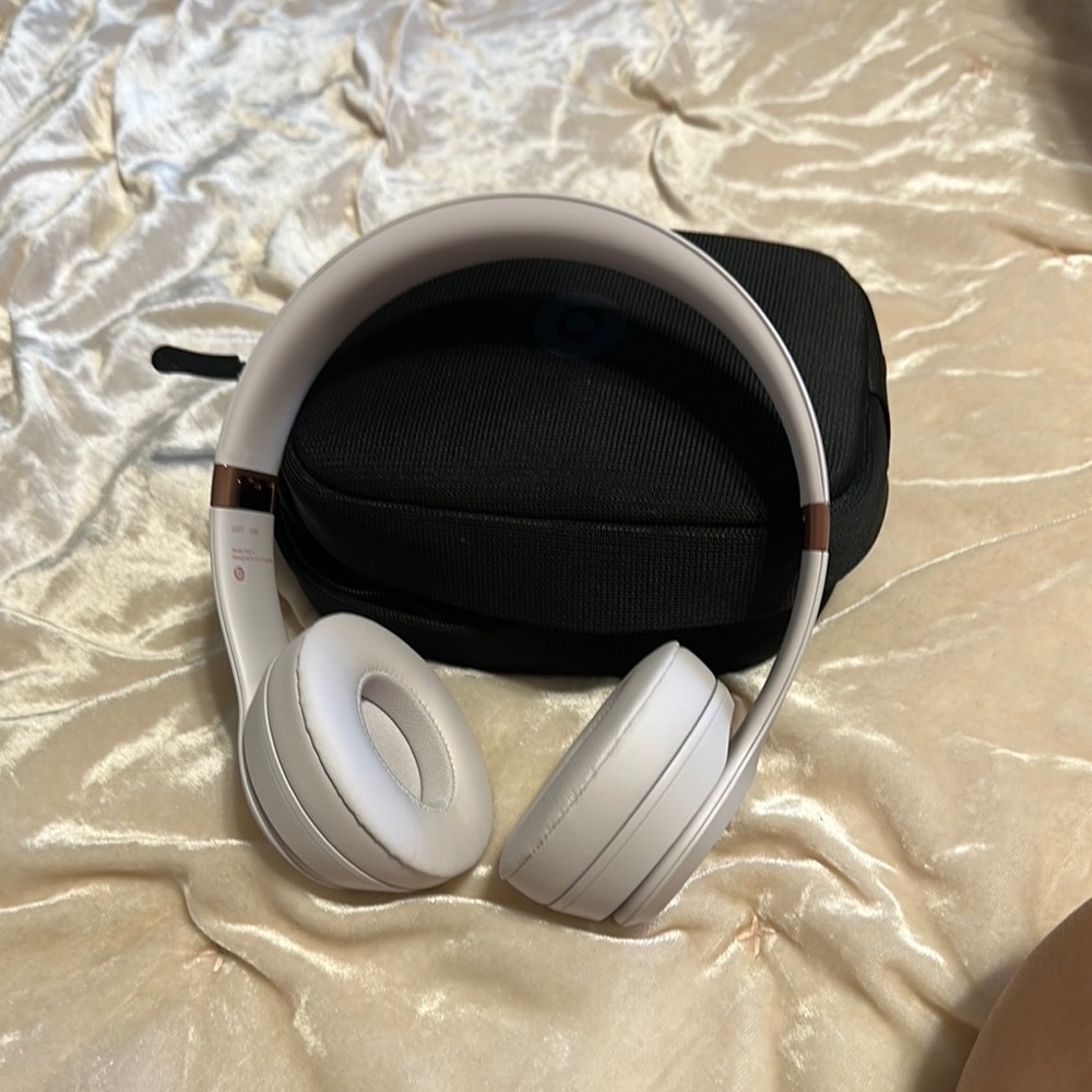 Beats White Wireless Headphones
